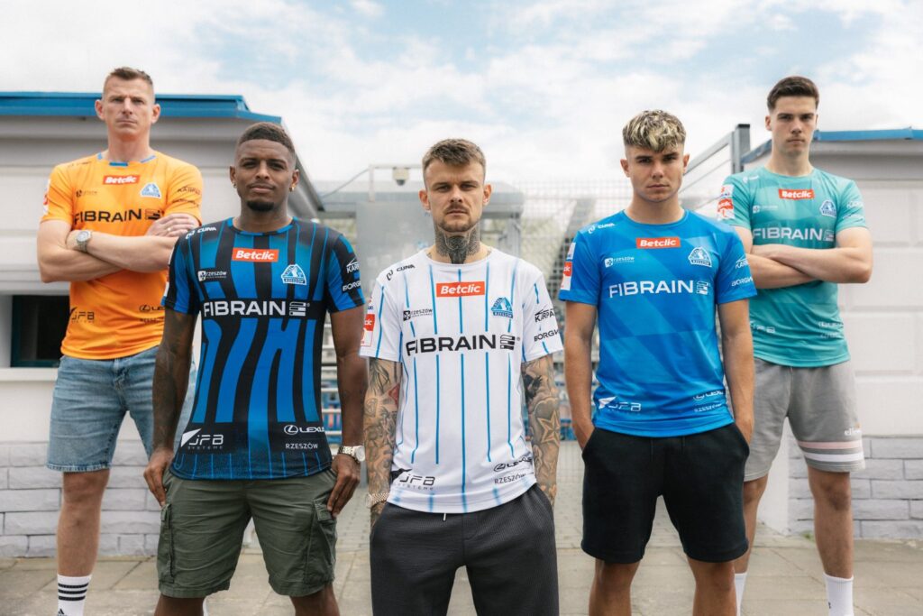 3-sesja-nowe-koszulki-2526-.grupowe-stadion-1536x1024